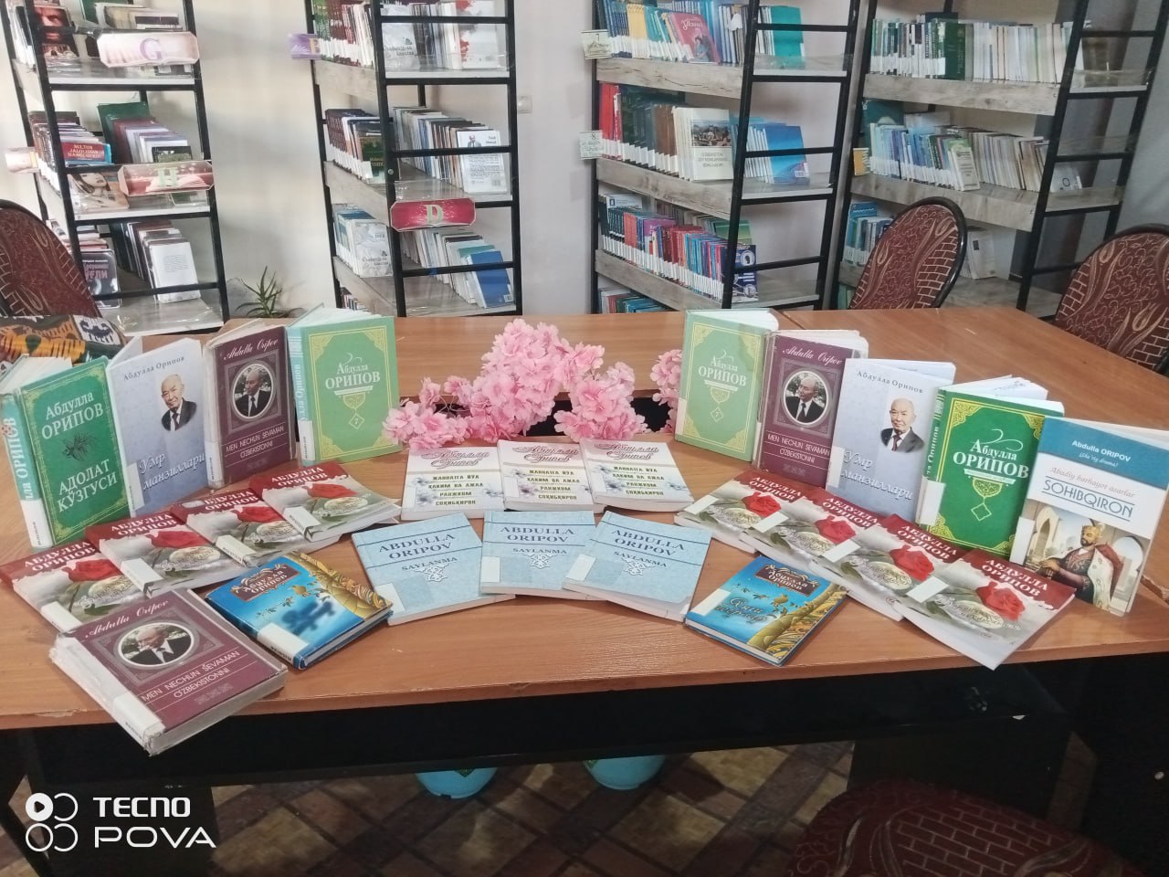 “O‘zbek zamonaviy she'riyatining “Navoiy”si Abdulla Oripov” nomli kitoblar ko‘rgazmasi