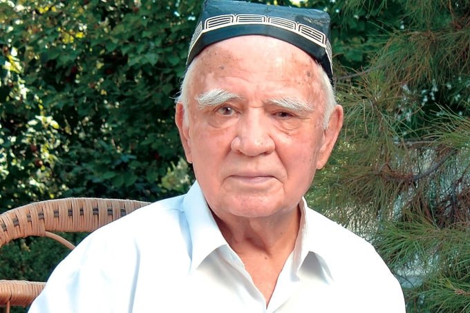 Yashirinib kitob o‘qigan yozuvchi