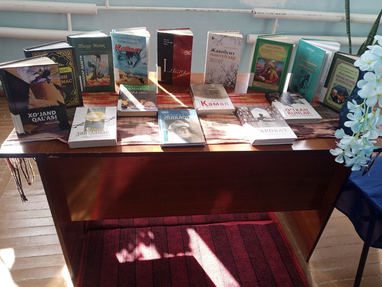 "Onalar-mehr va hayot manbai" mavzusidagi kitob ko'rgazmasi